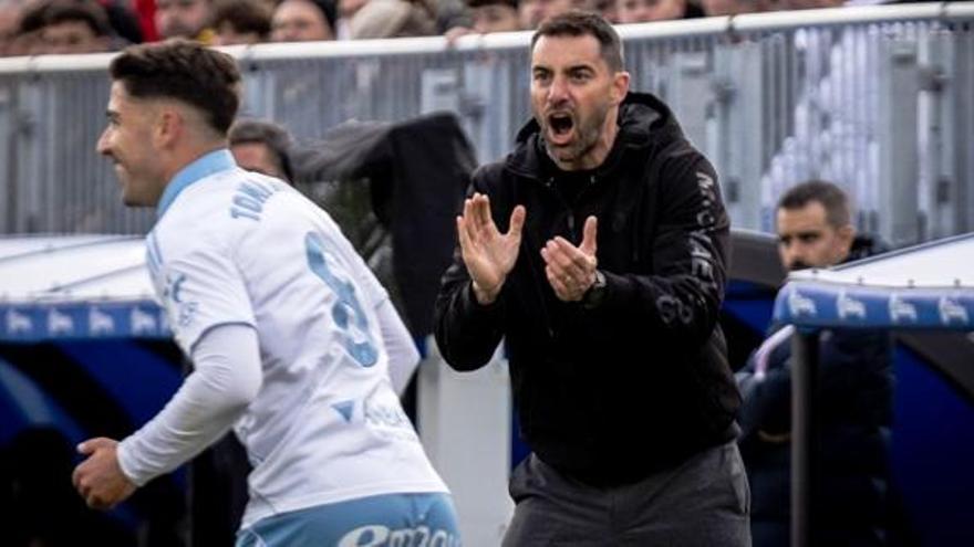 Rubén Sellés alienta a sus jugadores en el Ibercaja Estadio.