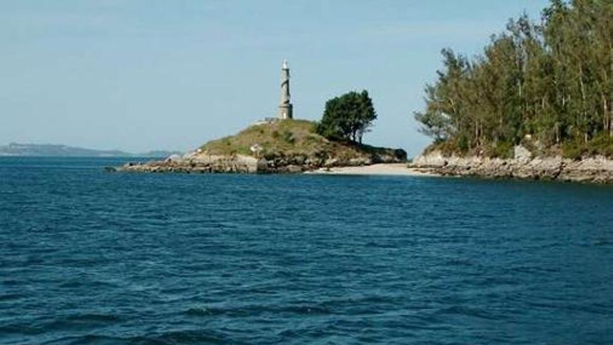 Vista de parte de la isla y de su faro desde un barco.