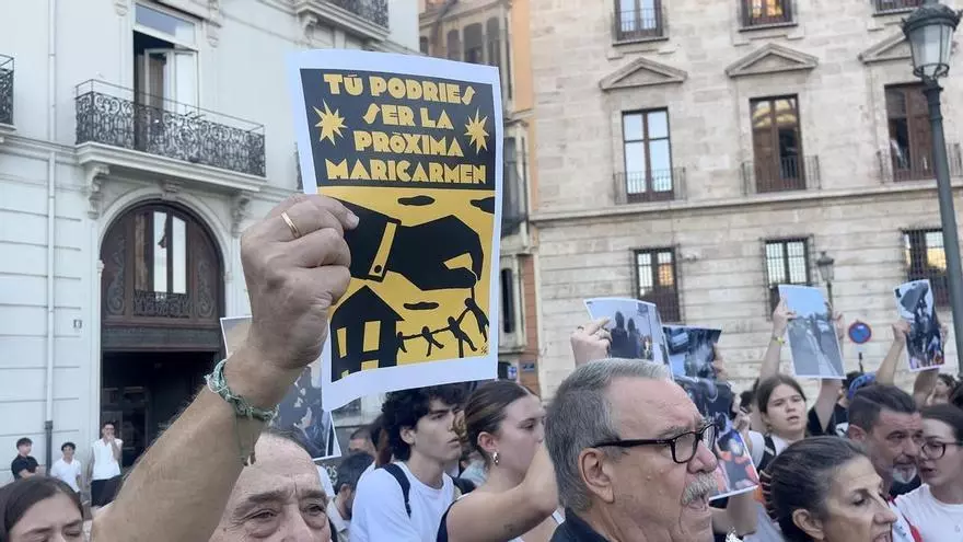 Protesta contra el desahucio de la octogenaria Maricarmen ante la Delegación del Gobierno en València