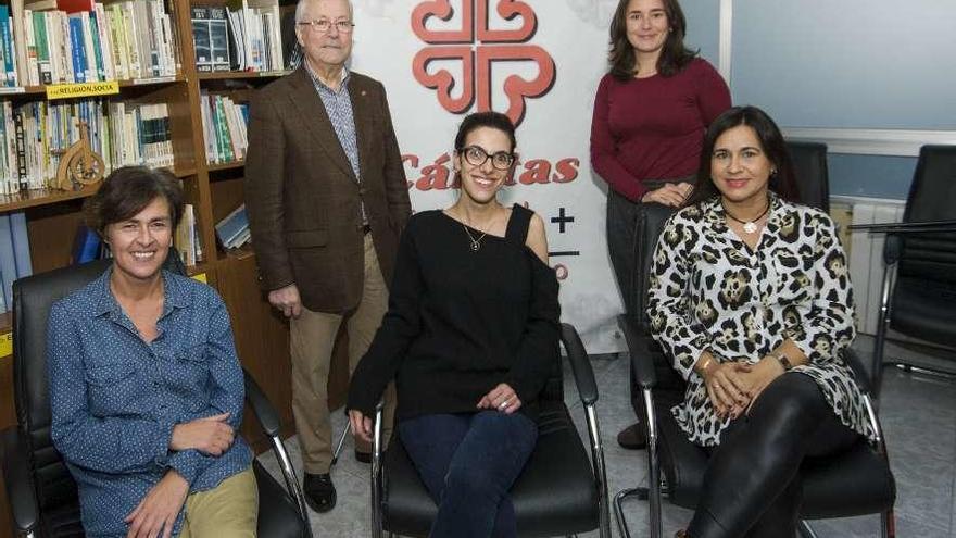 El responsable de Violetas, Luis Sangiao, y la directora, Paula Lobadeira, de pie, junto a técnicos del centro