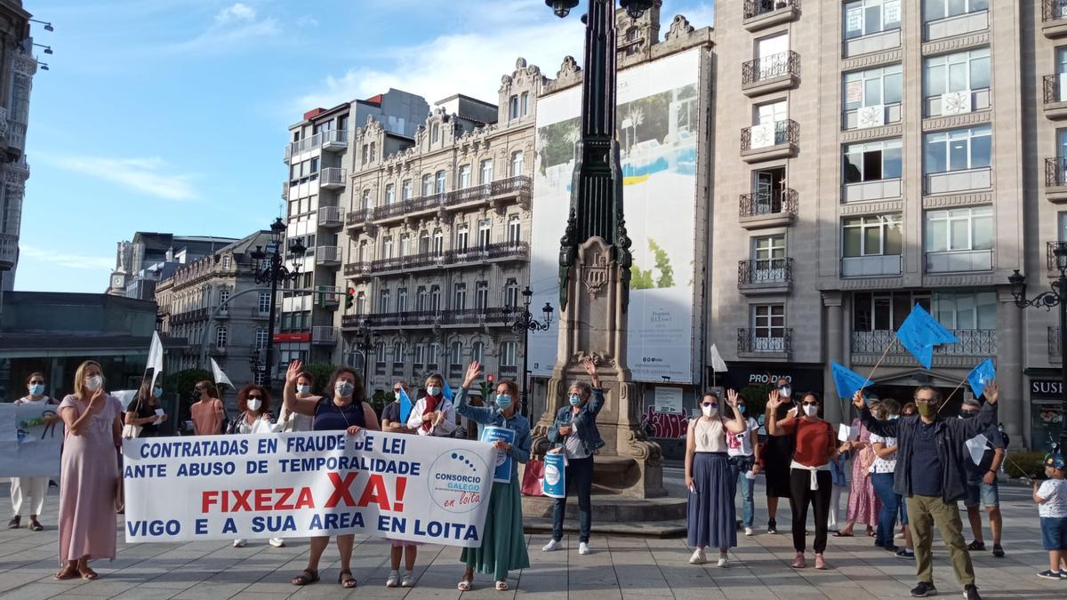 La concentración del personal de este servicio autonómico de Vigo y su área se celebró en la Farola de Urzáiz de la ciudad olívica.