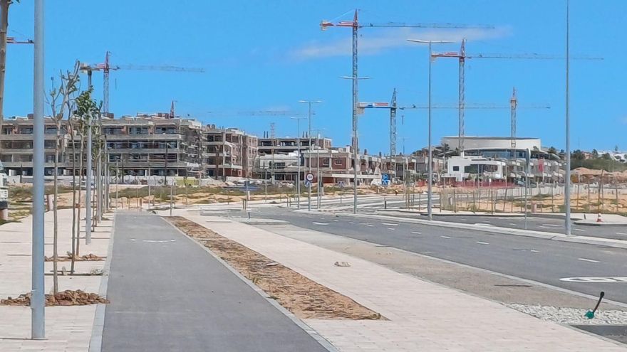 La nueva avenida José Carreras de Torrevieja sigue cerrada al tráfico pese al anuncio municipal de que se abriría esta Semana Santa