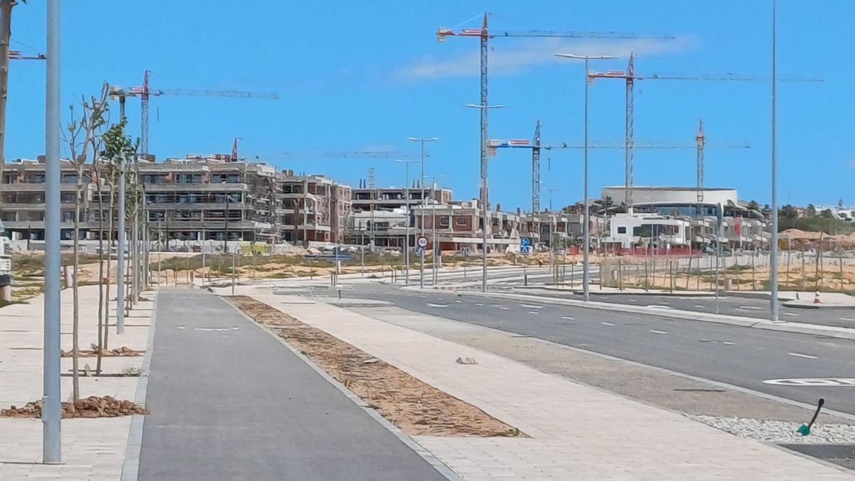 La nueva avenida José Carreras de Torrevieja sigue cerrada al tráfico pese al anuncio municipal de que se abriría esta Semana Santa