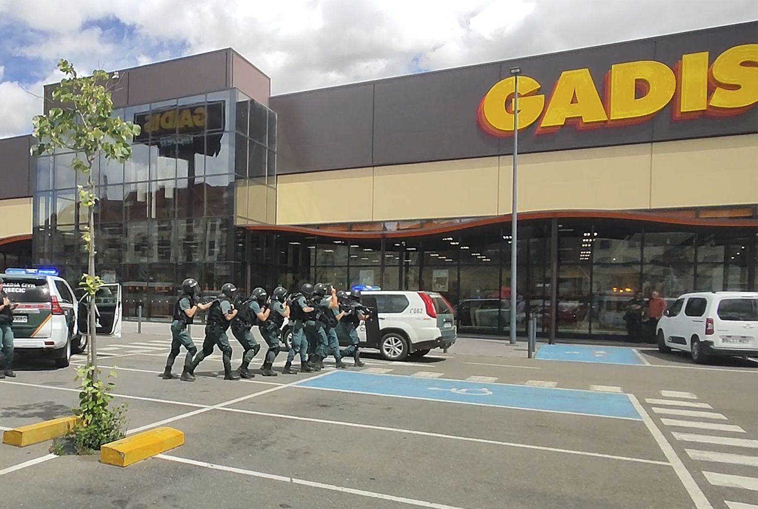 Así actuaría la Guardia Civil en caso un ataque terrorista a un supermercado en Benavente