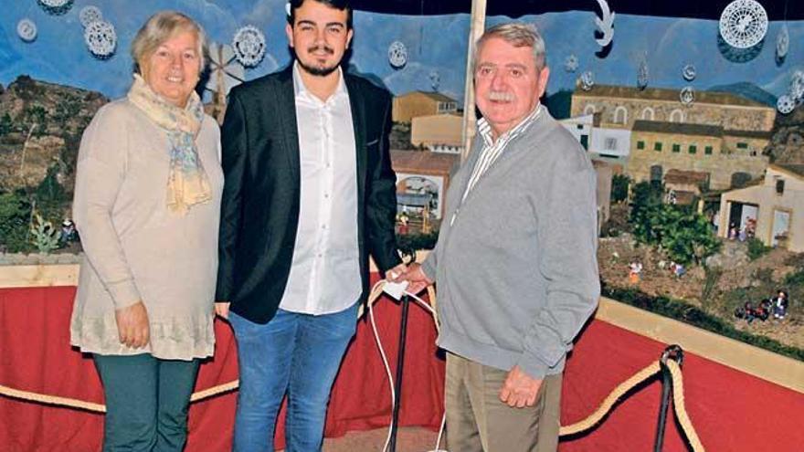 El alcalde, con el autor del belén durante la inauguración.