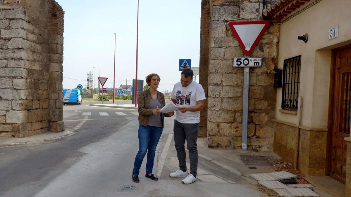 Martín y Del Bien revisan el estado de las obras en la calle Santa Catalina de Roncesvalles. | M. J. C.