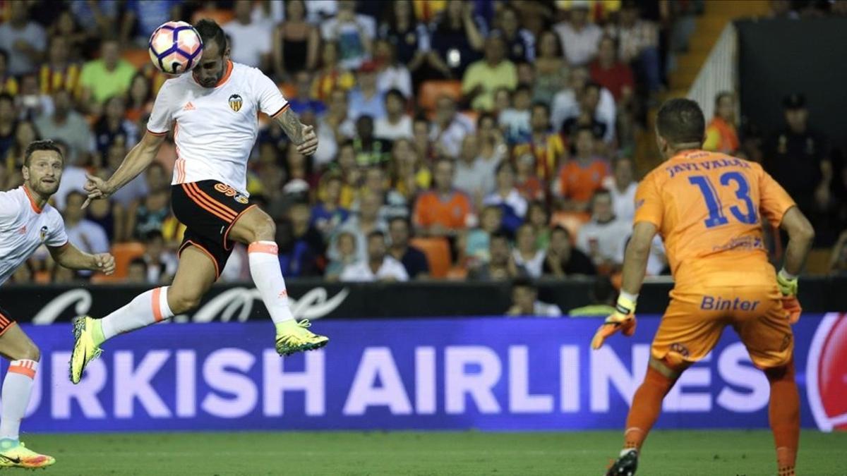 Alcácer remata de cabeza en el partido ante Las Palmas en Mestalla.