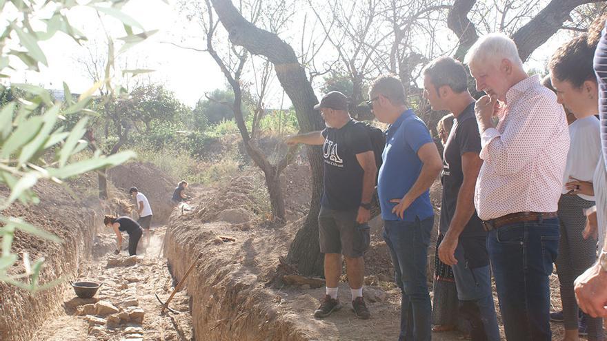La visita del alcalde de Altea al yacimiento arqueológico en la partida de Sogai.