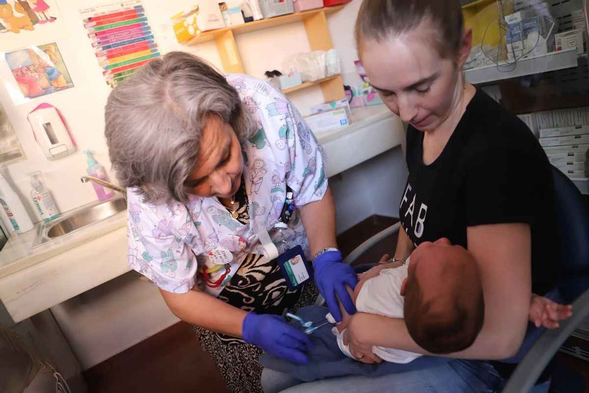 En el centro de salud Poniente estaban citados este lunes una decena de bebés para vacunarse de la bronquiolitis.