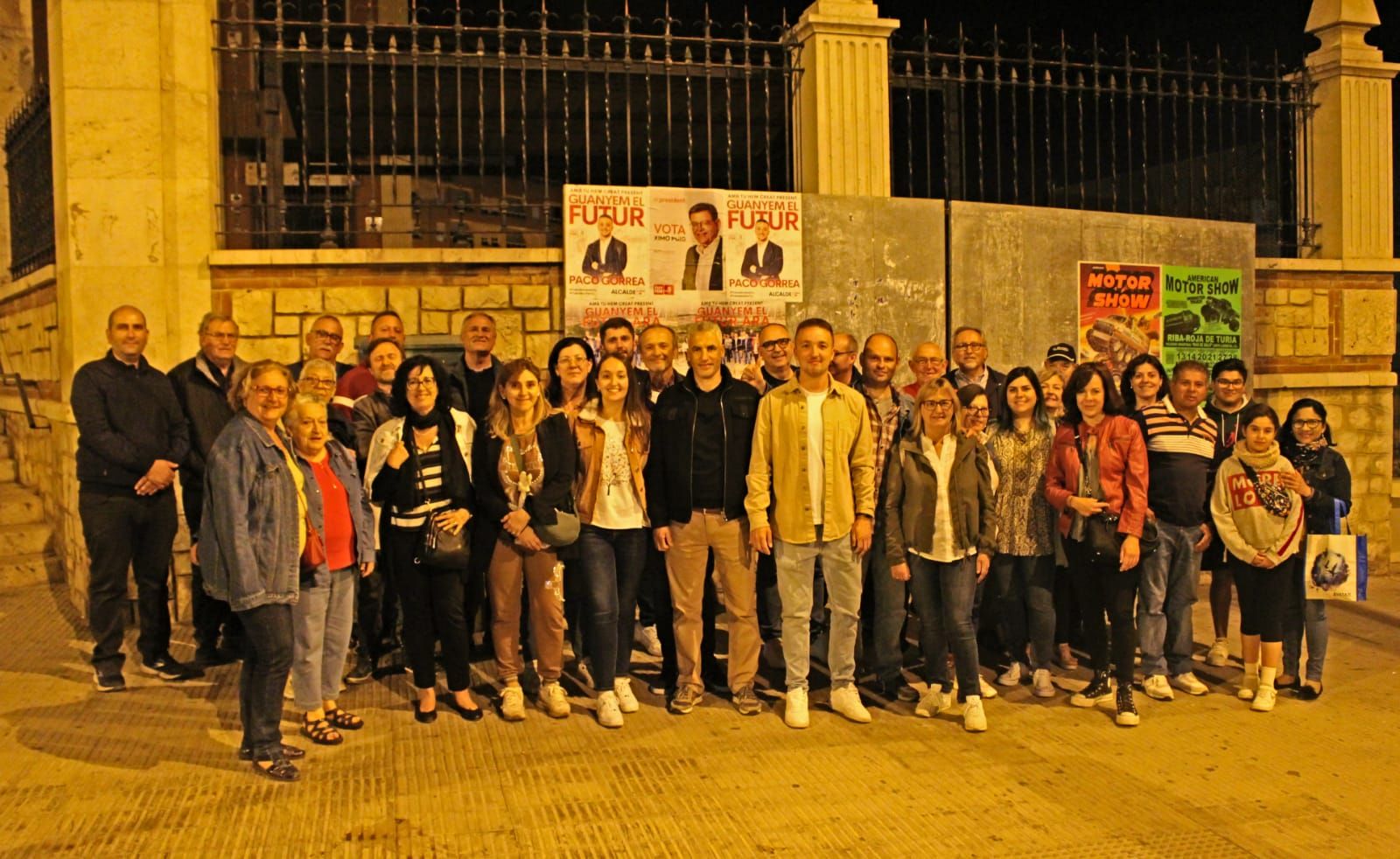 Noche de cuelga de carteles electorales en Camp de Túria