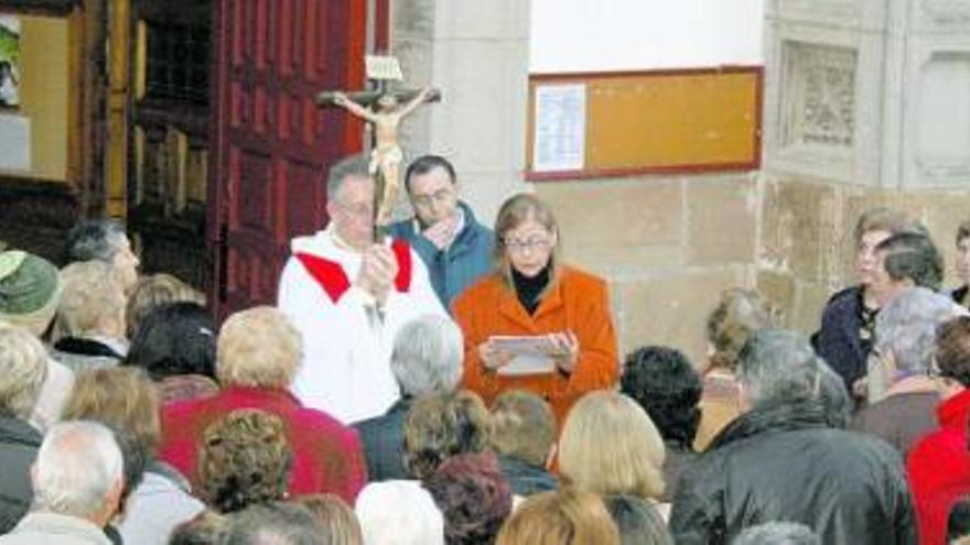 María Teresa Álvarez, durante la lectura de la última estación del vía crucis, ante la iglesia de San Félix. / b. fernández