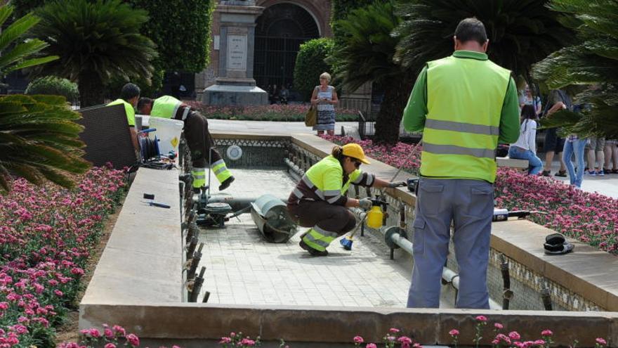 Operarios trabajando en la Glorieta de Murcia en el arreglo y mantenimiento de las fuentes y los parterres del céntrico espacio peatonal.