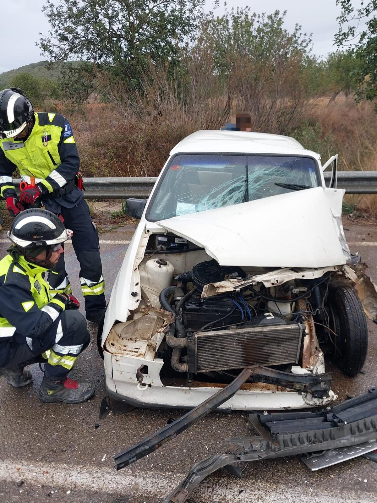 El vehículo siniestrado esta mañana al sufrir un accidente de tráfico en Sant Antoni