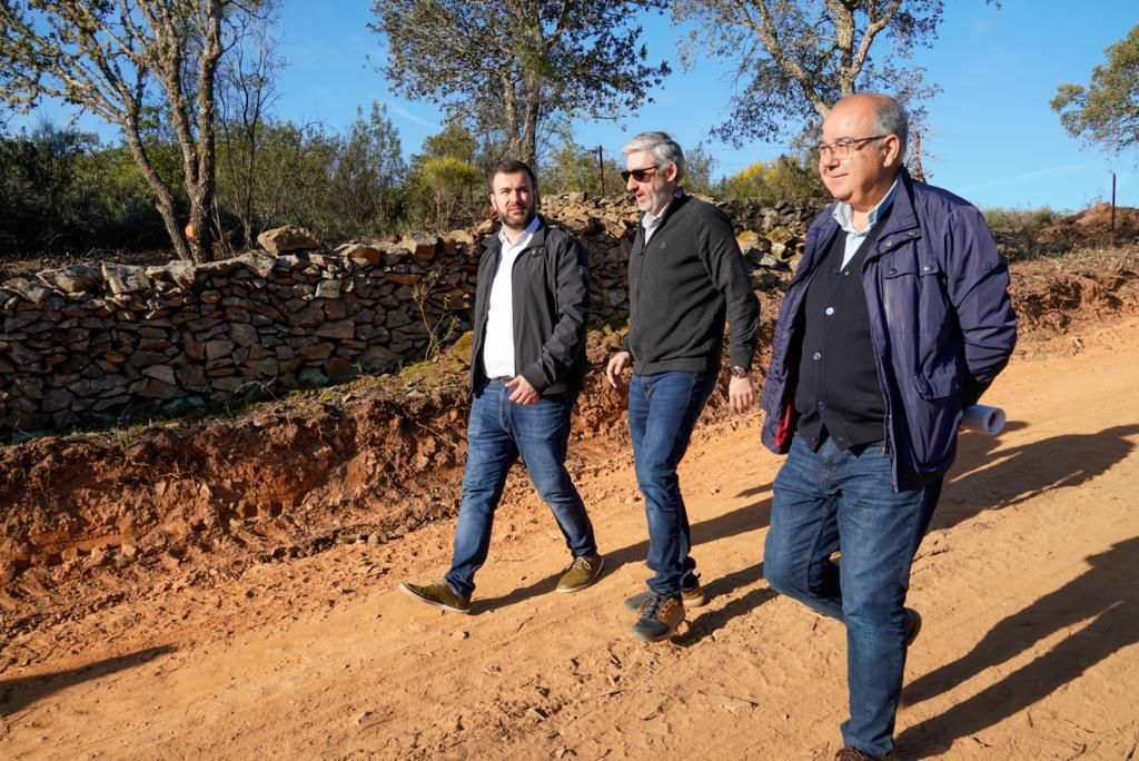 El alcalde de Cáceres y la consejera de Agricultura supervisan la limpieza de la Montaña