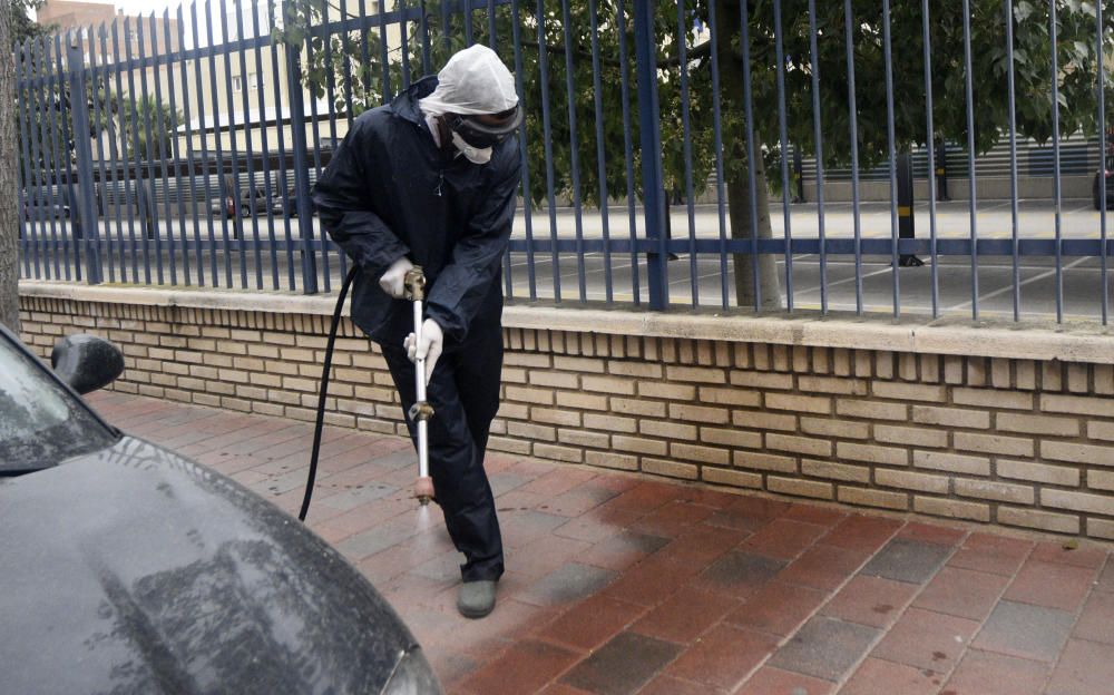 Soldados hacen mascarillas y vigilan Murcia.