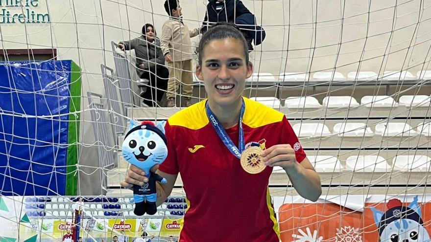 La orensana Candela Soria luciendo la medalla de oro de los Juegos Sordolímpicos de Erzurum (Turquía) tras anotar un ‘hattrick’ en la final