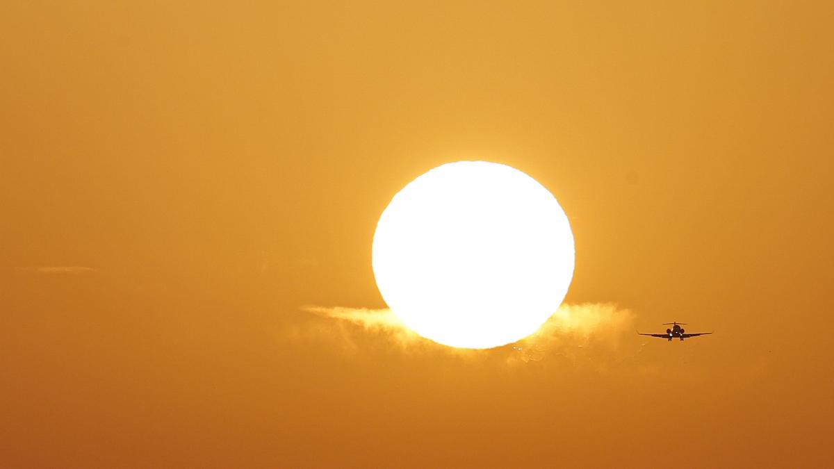 Puesta de sol en el aeropuerto de Manises en Valencia