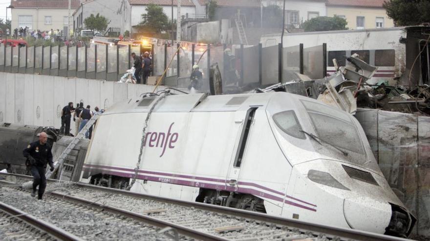 El tren Alvia descarriló en la curva de Angrois. // X.Álvarez