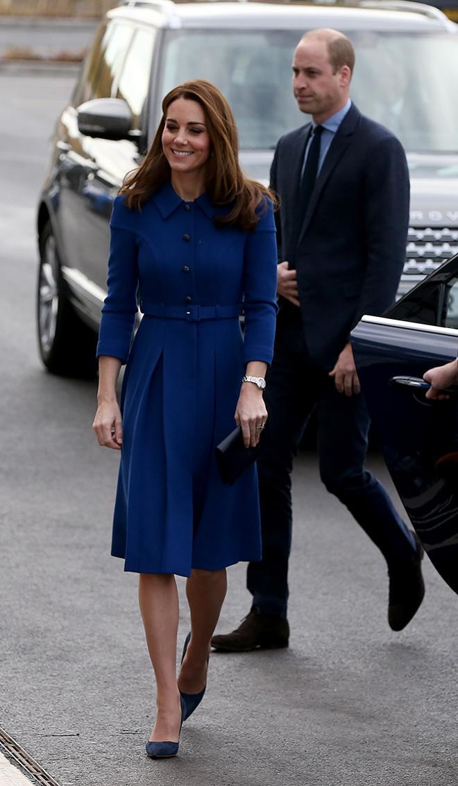 Kate Middleton con vestido azul en  South Yorkshire