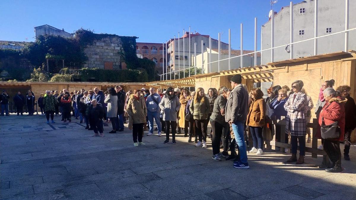 Vecinos de Baiona, concentrados ante el Concello para condenar el crimen machista.