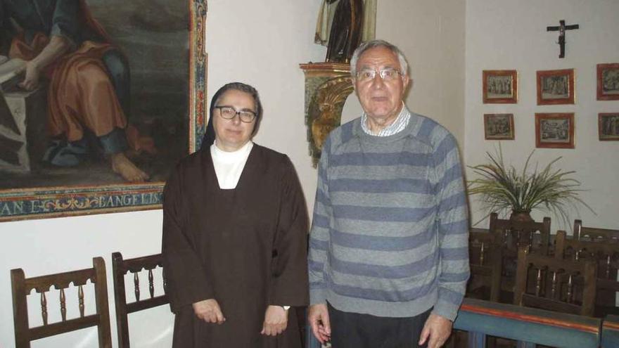 La priora, Ana Isabel Vicente, posa con el director del programa de TVE, Julián del Olmo. Foto