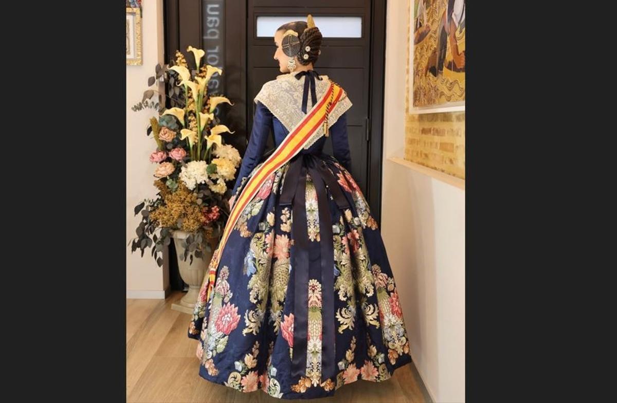 Carmen Prades, con su traje de la Crida