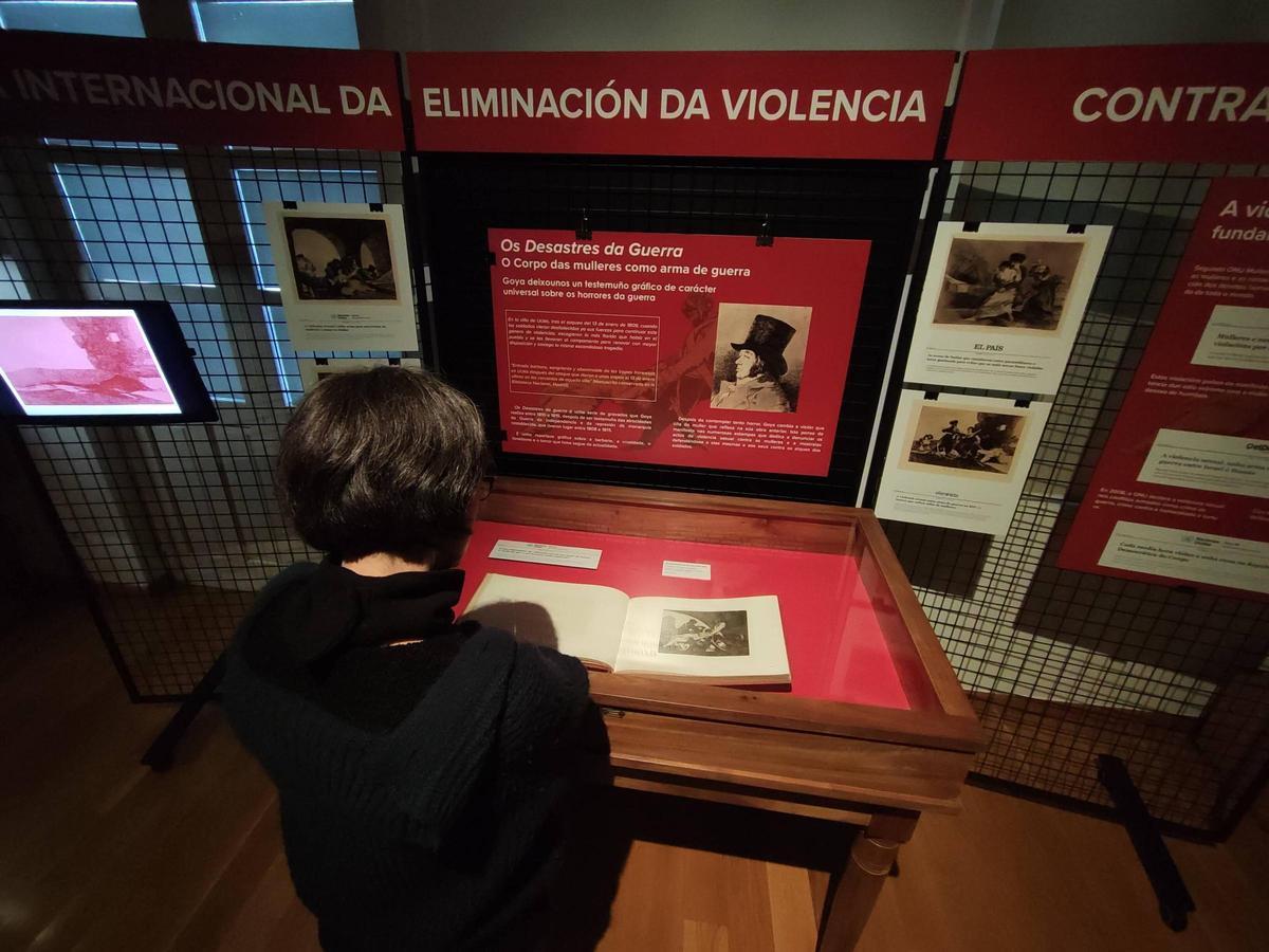 La exposición "Os desastres da guerra. O corpo das mulleres como arma de guerra"
