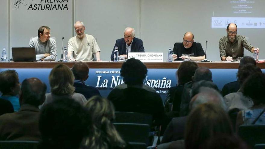 Por la izquierda, Pablo Carvajal, Juan Bonifacio Lorenzo, Pablo Álvarez-Uría, Jesús Palacios y Javier García, ayer, durante la mesa redonda desarrollada en el Club Prensa Asturiana de LA NUEVA ESPAÑA.