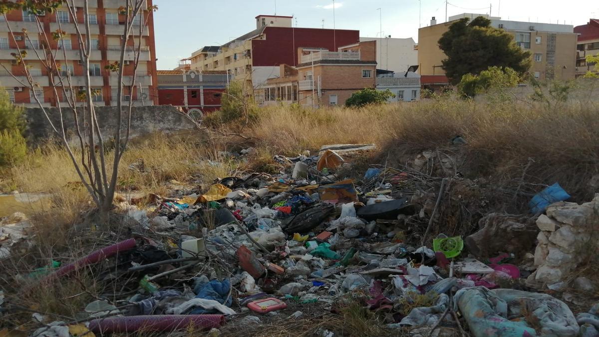 Vecinos de Paterna denuncian la insalubridad en un solar del barrio de ...