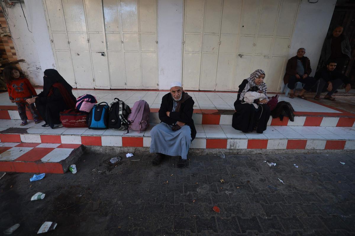 Las familias palestinas abandonan sus hogares hacia zonas más seguras tras la reanudación de los ataques aéreos israelíes en Rafah, en el sur de la Franja de Gaza, el 1 de diciembre de 2023, tras la expiración de una tregua de siete días entre Israel y militantes de Hamás.