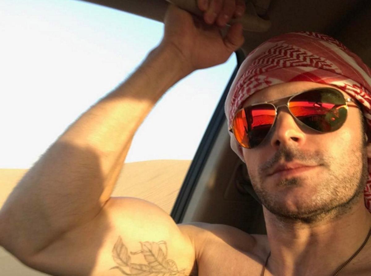 Zac Efron enseñando musculitos