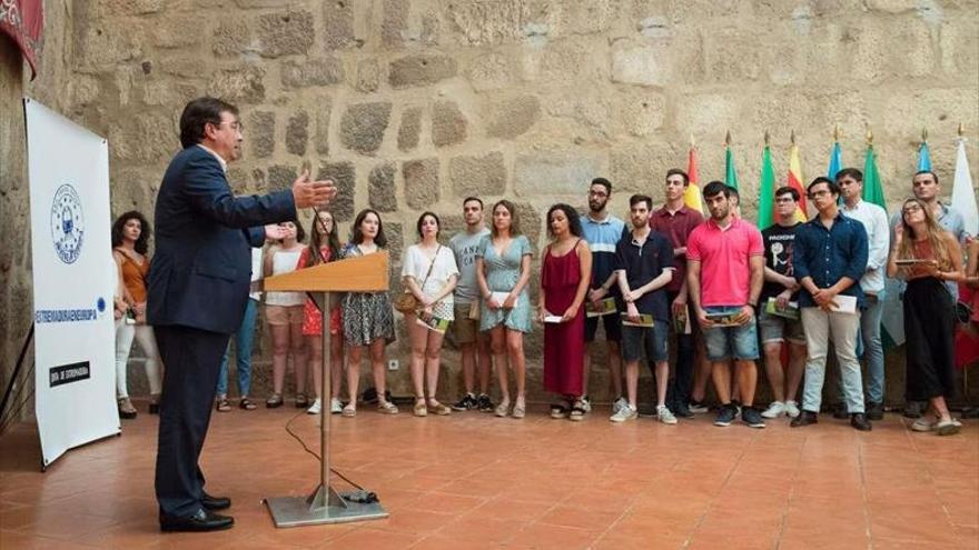 vara recibe A JÓVENES con BECAS QUE conocerán la ue