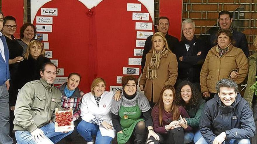 La calle Rodríguez Moñino se tiñe de rojo pasión para celebrar San Valentín