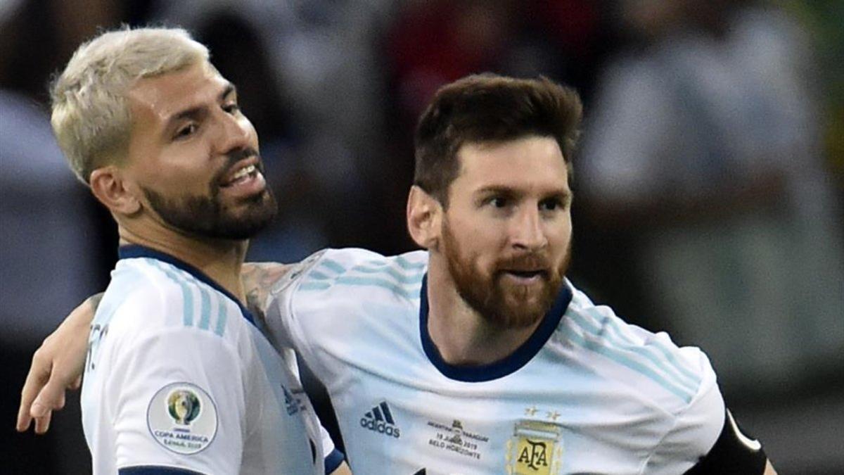 Messi y Agüero celebrando un gol frente a Paraguay