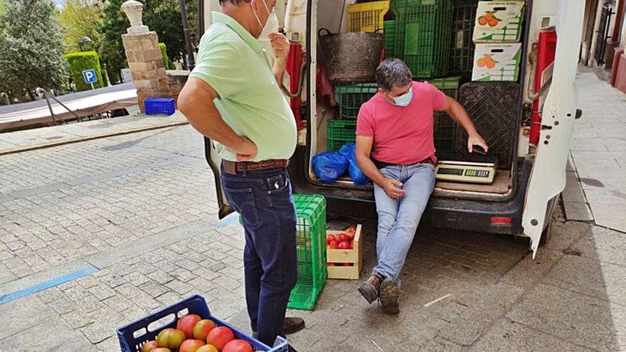 Uno de los hortelanos, atendiendo a los últimos clientes. | E. P.