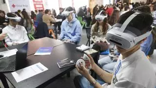 Más de una treinta empresa y un centenar de alumnos: la jornada de un colegio de Gijón para orientar a sus alumnos a escoger su trabajo