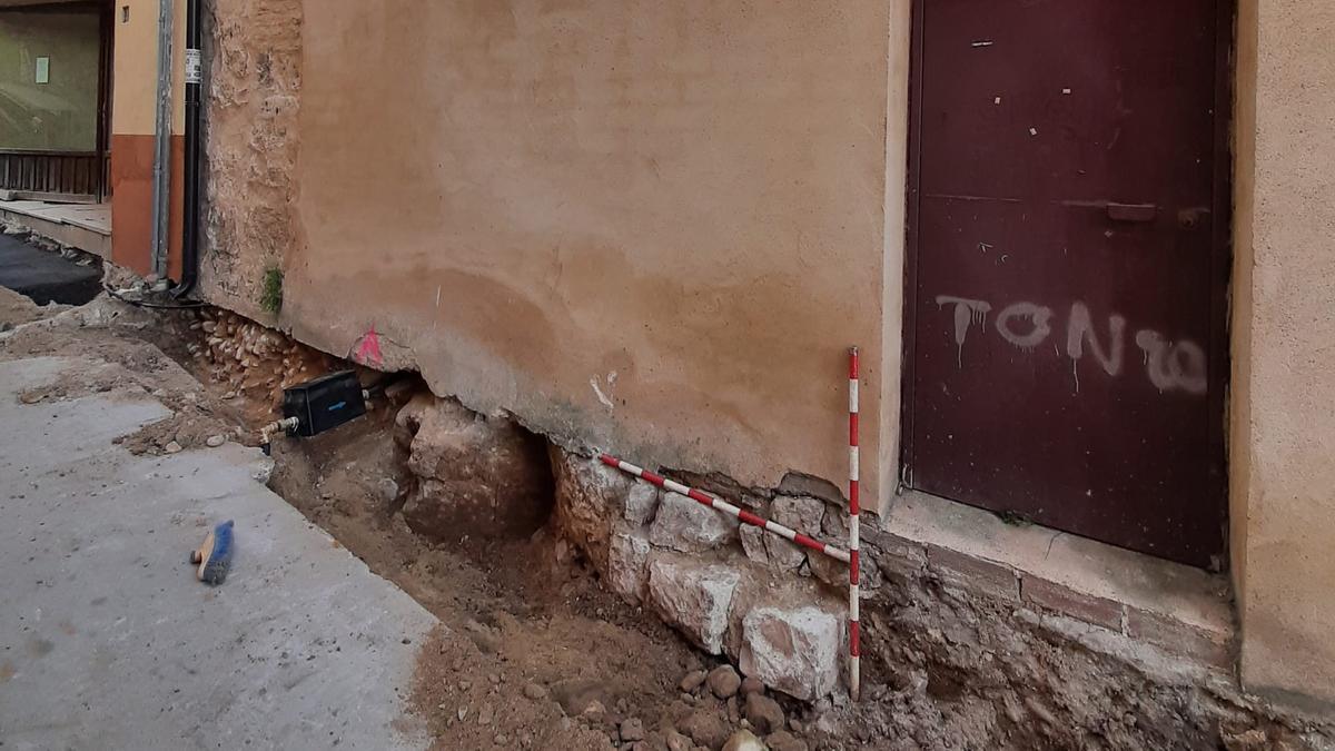 Restos de la cimentación de la puerta hallados en la calle San Lorenzo