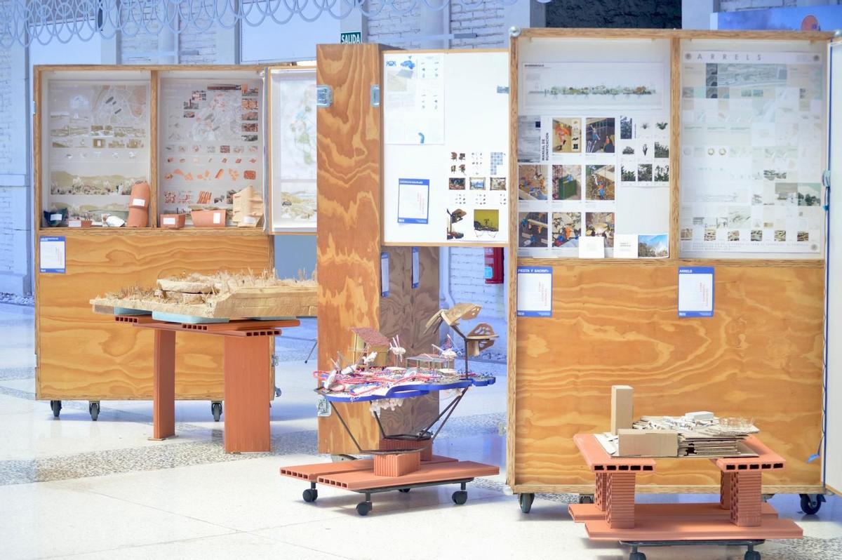 Estudiantes de Arquitectura de la UA han participado en el encuentro con una exposición de sus proyectos bajo el lema “Sostenibilidad, belleza e inclusión en la ciudad Mediterránea”.