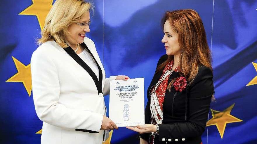 La presidenta de las Cortes y la comisaria de Política Regional de la Unión Europea, Corina Cretu.