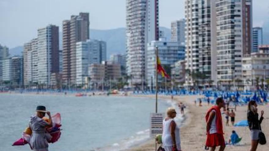 Las playas de Benidorm reciben visitantes durante todo el año.