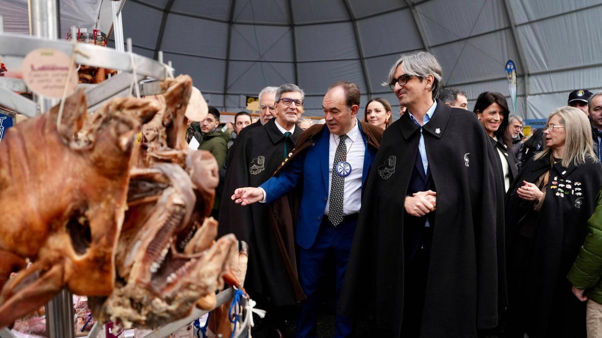 Homenajes, protocolo, tradición y mucha fiesta en el día grande de la Feira do Cocido de Lalín