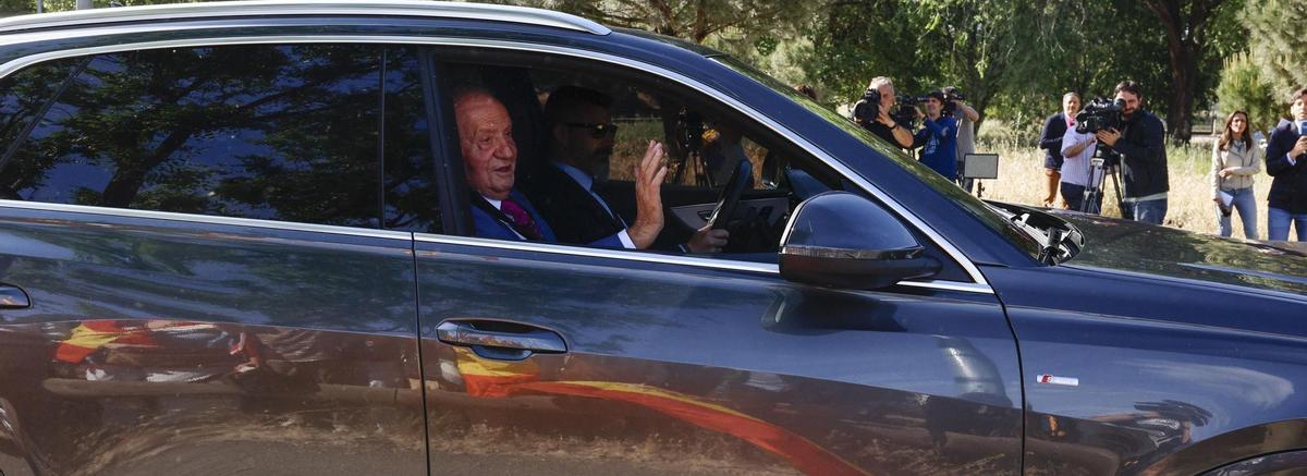 Juan Carlos I llega a La Zarzuela para reunirse con su hijo Felipe VI