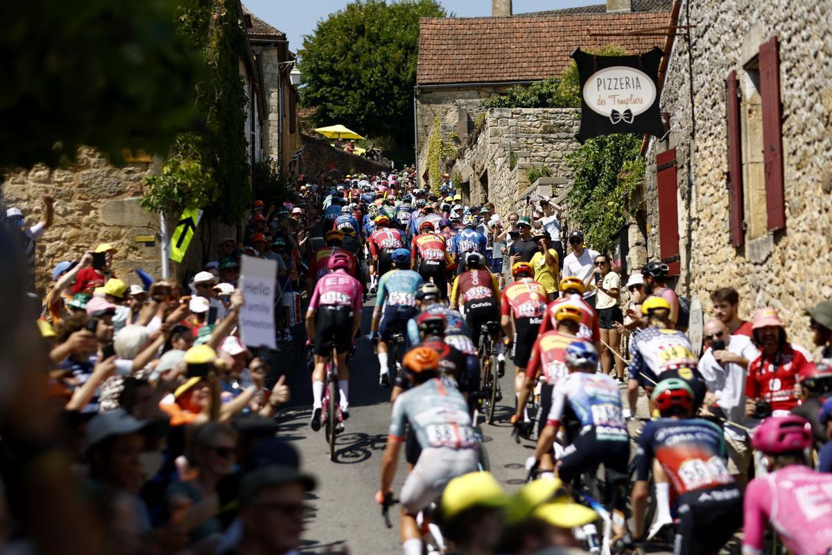 El pelotón en acción en Domme durante la octava etapa del Tour de Francia.