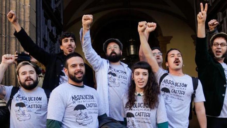 Los acusados de ocupar La Madreña, a la entrada de la vista de su juicio.