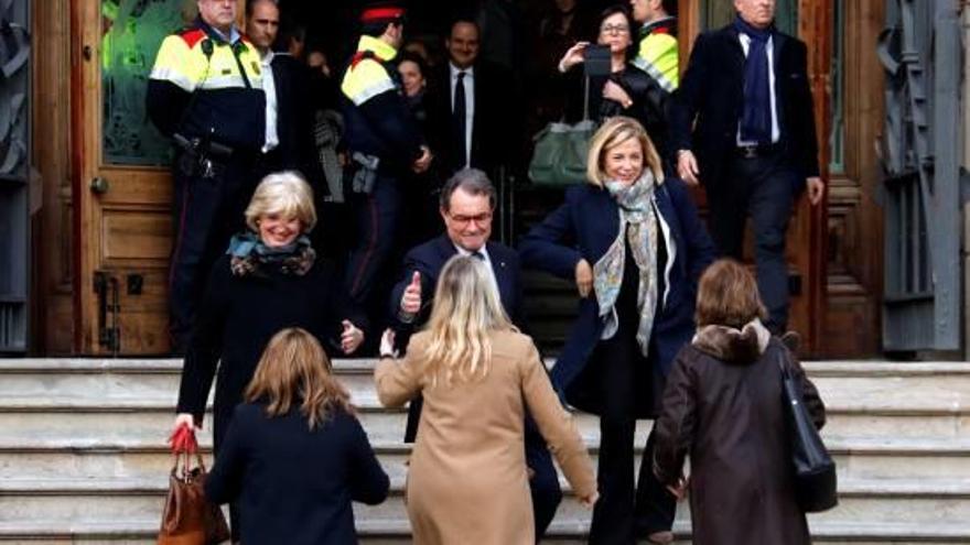 Rigau, Mas i Ortega a punt d&#039;abraçar-se amb Pascal, Munté i Borràs a l&#039;escalinata del Palau de Justícia.