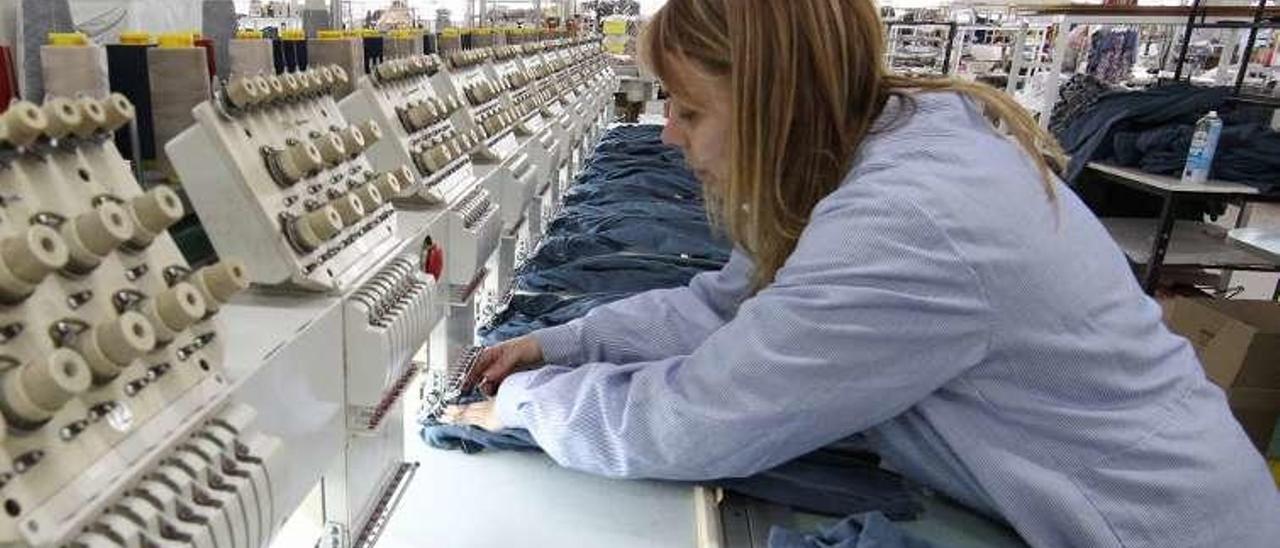 Taller de confección de Pili Carrera en la fábrica de Mos. // R. Grobas