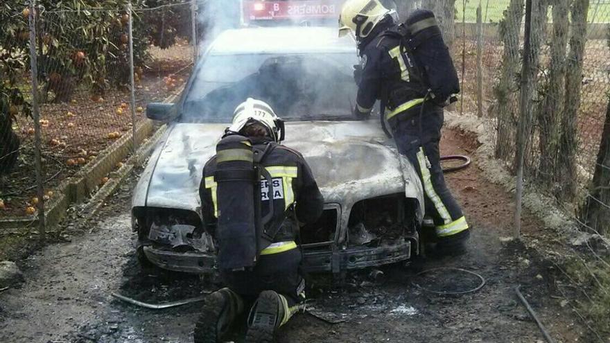 Los Bombers de Mallorca sofocan un incendio en un coche en Muro