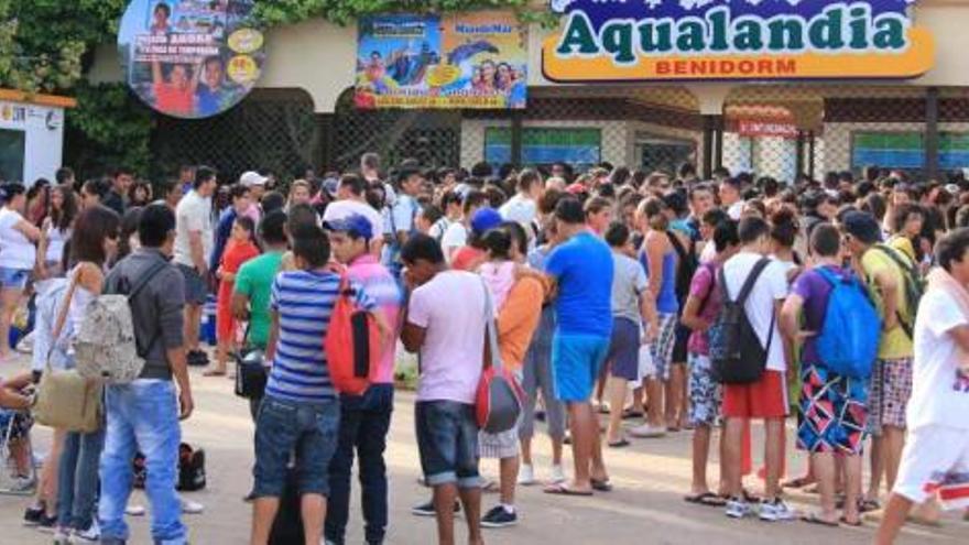 La entrada de Aqualandia antes de abrir sus puertas.