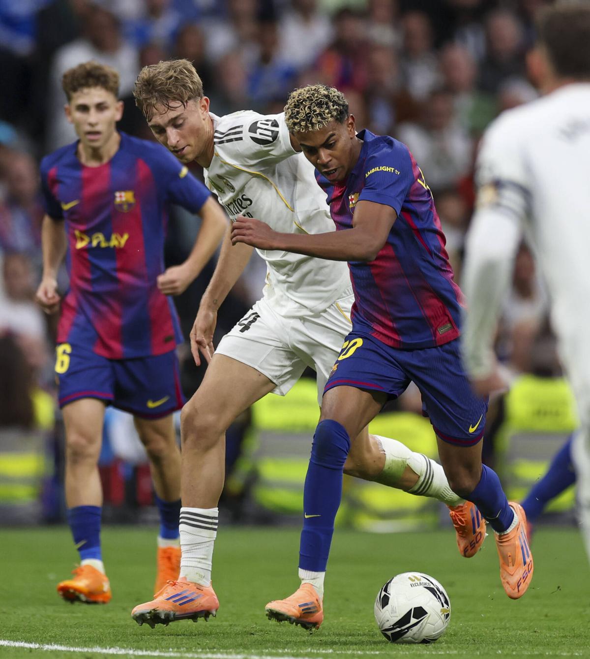 Huijsen y Lamine pugnan por un balón en el último clásico
