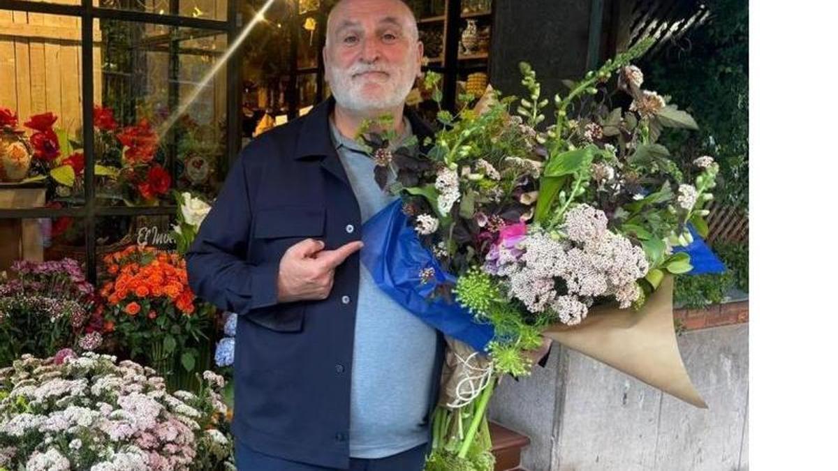 El chef José Andrés con un ramo de flores de El Invernadero.